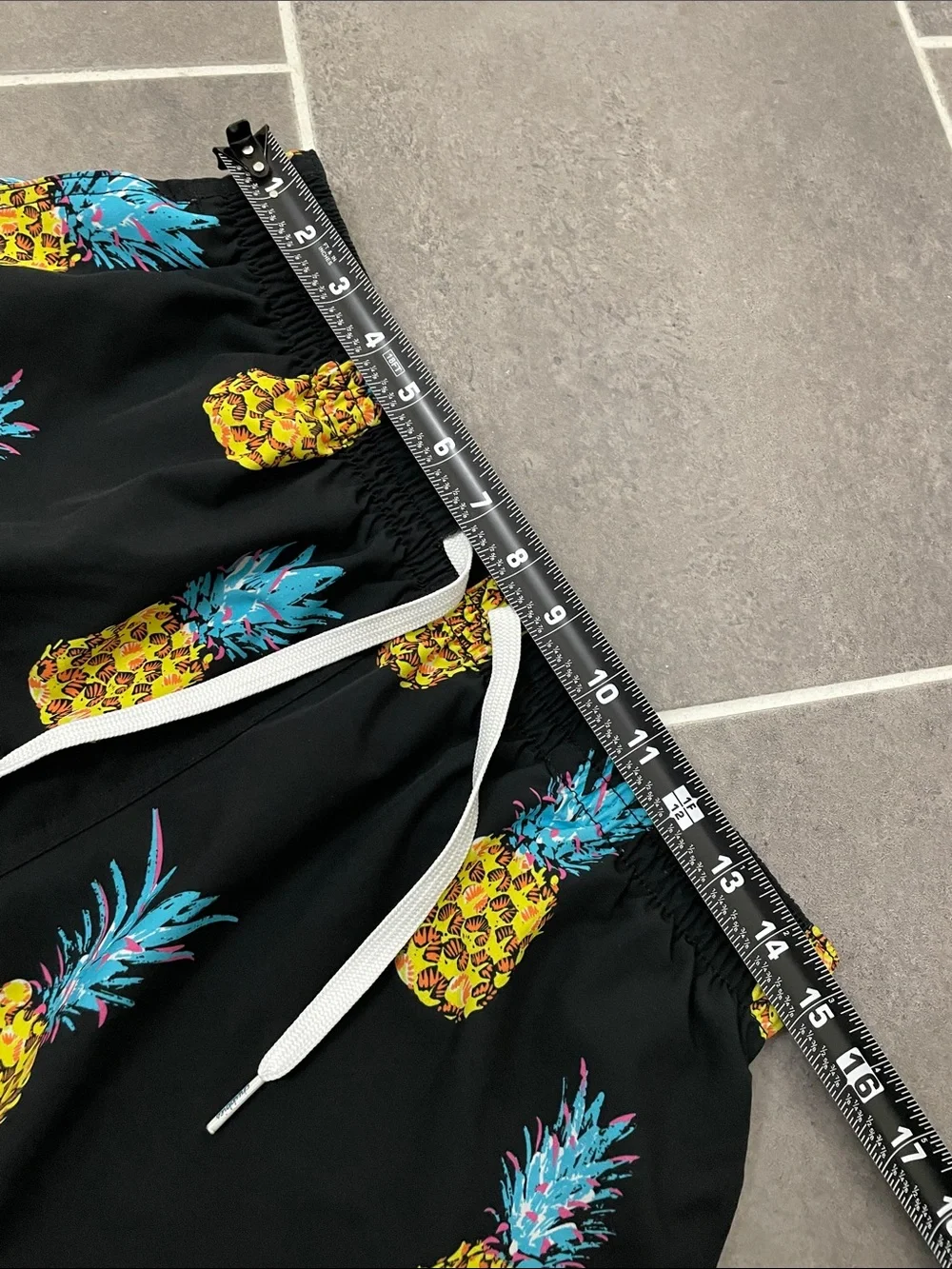 Chubbies 5.5”The Pineapple Sundaes Swim Trunks Size Large